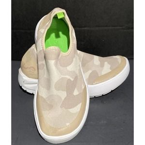 OOFOS Women’s Oomg Eezee Recovery Low Shoes White/Green Camouflage Size 6.5